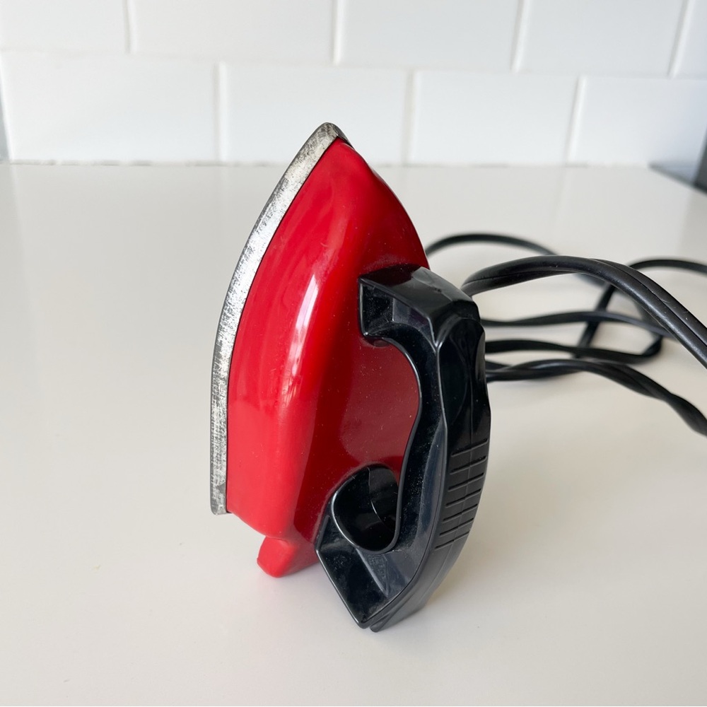 VINTAGE SUNNY SUZY CHILD'S RED ELECTRIC TOY IRON BY WOLVERINE 1950s